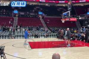 金州拉文！庫(kù)里賽前熱身秀了一記扣籃，引得現(xiàn)場(chǎng)球迷歡呼