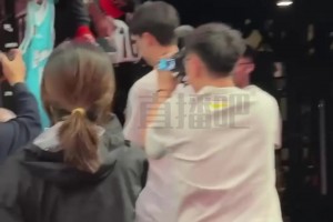 太秀了！林葳在熱身賽中頂著兩人防守，腦后no look pass妙傳