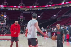 楊瀚森賽前護框練習，今天看來要化身籃下擎天柱！