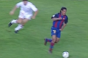 足球精靈逆天腳法！小羅盤帶“八百里外”一炮解決！