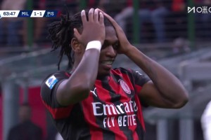 太可惜了！莫德里奇?zhèn)髑蚋７{腳后跟妙傳！萊奧抽射擊中橫梁！