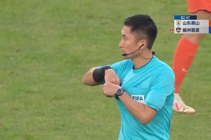 直接脫鞋不踢了！梅州外援曾怒罵馬寧被紅牌罰下