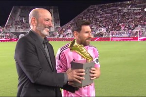 28場(chǎng)29球16助！梅西賽前領(lǐng)取常規(guī)賽金靴獎(jiǎng)杯！