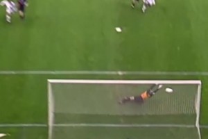 相當離譜！卡洛斯國家德比超遠距離任意球破門！