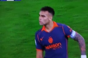 勞塔羅用意大利國(guó)粹手勢(shì)瘋狂嘲諷孔蒂，孔蒂在場(chǎng)邊不甘示弱