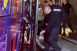 巴薩球隊已經(jīng)抵達馬德里，準備參加今晚的西班牙國家德比！