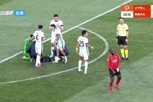 疼！田依儂爆射近距離擊中隊友姆本扎襠部，后者走路姿勢亮了
