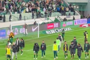 恩加德烏賽后怒摔水瓶！球迷：你還來勁了，四個(gè)球有倆都是你失誤