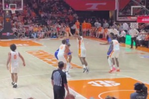 也在爭狀元！卡姆-布澤爾對陣田納西單場拿下24分23籃板！