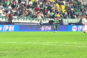 咪咕美女記者為了拍到國安球員進(jìn)球慶祝，在場邊狂奔