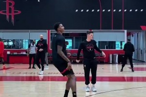 徐靜雨：保羅現(xiàn)在算是徹底廢了 連半場(chǎng)都不過去 純拖后腿啊~