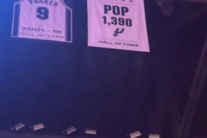 致敬傳奇教頭！馬刺球館上方為波波維奇新增一面1390勝旗幟！