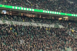 額！實(shí)拍：國安球迷口號(hào)從“馬寧世界第一”變成“馬寧倒數(shù)第一”