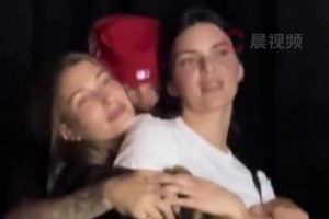 比伯和海莉以及肯豆抱在一起看演唱會(huì)！網(wǎng)友：以為是AI生成的~