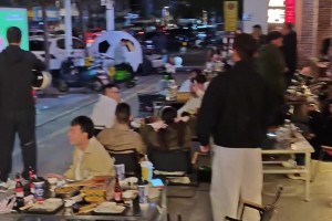 實(shí)拍國安謝場：工體響徹“丟人現(xiàn)眼”罵聲，只有侯森默默鼓掌致歉