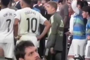 不管了！姆巴佩剛開始還拉住維尼修斯，過會兒直接加入戰(zhàn)斗