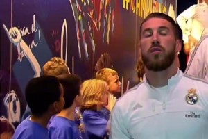 時(shí)間一眨眼就過(guò)去了！小時(shí)候的球童亞馬爾見(jiàn)到C羅激動(dòng)不已！