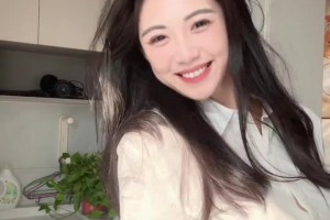 清純風(fēng)！卓識(shí)身穿一件白色襯衣牛仔褲跳手勢(shì)舞：天氣好好~