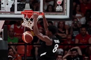 身體素質(zhì)炸裂！探花埃奇庫姆效力巴哈馬男籃隔扣隊友圓臉登