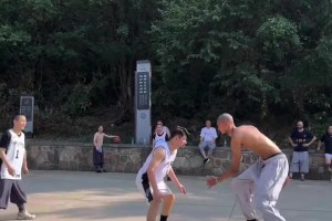 文班休賽期赤膊上身在少林寺打球，這身體誰看了不震撼？