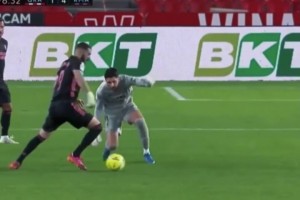 降智光環(huán)專治門將！本澤馬效應(yīng)，門將在場上的失智行為！