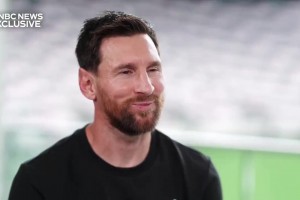 主持人：你就是史上最佳球員，對(duì)吧？梅西：哈哈哈哈