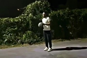 當(dāng)籃球運動員在路邊發(fā)現(xiàn)野生籃筐。。。