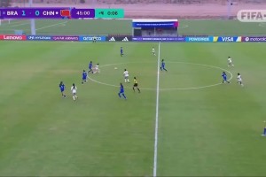 逃過一劫！張克璨背后放倒對(duì)手送點(diǎn)，但巴西罰丟點(diǎn)球
