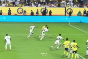 現(xiàn)場(chǎng)球迷實(shí)拍：C羅竭盡全力，但他的隊(duì)友們卻頻頻錯(cuò)失良機(jī)