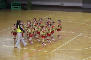 這么小的萌娃能跳出這么整齊的籃球舞，真的有點(diǎn)厲害啊！