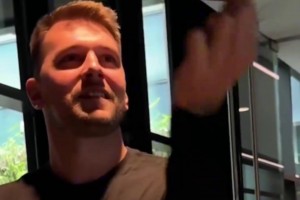 東契奇和八村桑比劃一下指尖轉(zhuǎn)球