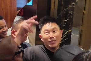 這是真牛?。W陽(yáng)靖等電梯為奧尼爾即興rap！真是張口就來(lái)啊~