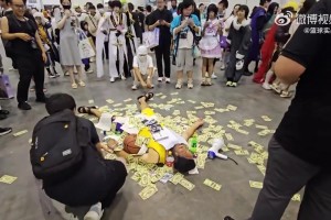 毫無底線可言！網(wǎng)友拍到漫展有人惡意躺地cos科比……