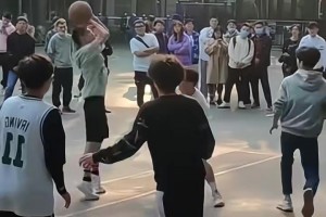 張一山這籃球技術(shù)不錯啊，跳投都是手拿把掐