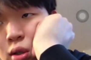 教練疑似拿戰(zhàn)術(shù)板襲擊女裁判，這是有意還是無(wú)意的啊？