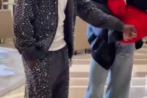 阿爾維斯被放出來后依舊享受生活，參加合唱團一展歌喉