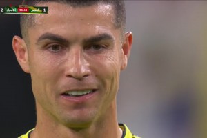 勝利補時最后一分鐘獲得任意球，C羅主罰前念念有詞但遺憾沒打進