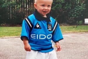 到底哪一步出了問題？哈蘭德從小到大的照片！愛笑的男孩！