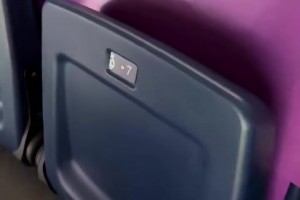 基本是最好的位置了吧？網(wǎng)紅美女現(xiàn)場觀戰(zhàn)國家德比！吃的真好??！