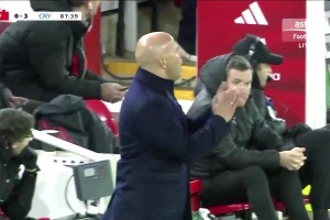 利物浦0-3落后水晶宮！戈麥斯出球被斷，皮諾內(nèi)切兜射破門