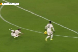 切爾西3-0領(lǐng)先！狼隊(duì)后場(chǎng)出球失誤！埃斯特旺挑射破門！