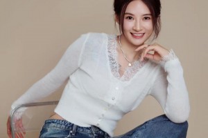 有點(diǎn)美?。∏芭@球員石一童的牛仔褲穿搭：精神小妹前來報(bào)到~