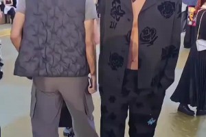 里面啥也不穿？貝林厄姆參加LV活動這身造型如何評價