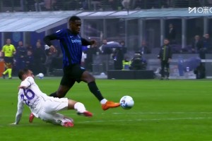 國(guó)米3-0鎖定勝局！維蒂犯規(guī)送點(diǎn)+染紅！恰爾汗奧盧點(diǎn)射破門雙響