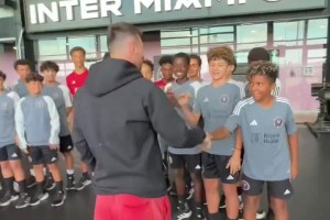 梅西向邁阿密國際足球?qū)W院的孩子們展示了他的第八座金球獎(jiǎng)