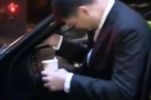 姚明最煩惱的事情就是坐車了吧