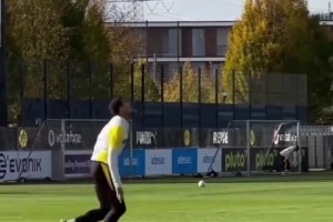 隊(duì)危速歸！一起欣賞赫拉芬貝赫的凌空傳球！絕對(duì)的大師級(jí)！