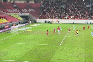 十分炸裂！現(xiàn)場球迷實拍何超飛火流星破門