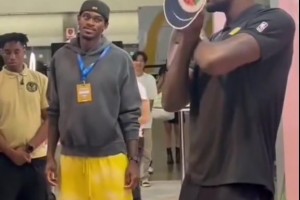 艾頓賣萌五連拍 一旁的范德比爾特都沒(méi)眼看了