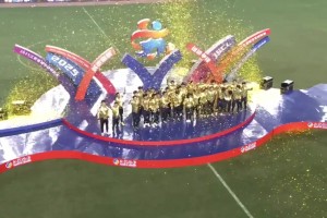 捧杯時刻！泰州隊全體成員舉起蘇超金杯慶祝奪冠